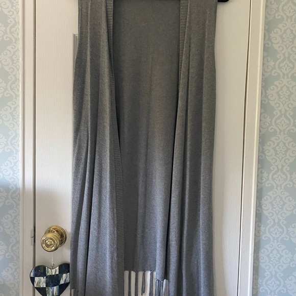 Stylish knit midi length vest with fringed hem! . Very good condition. Sz medium - Picture 2 of 4